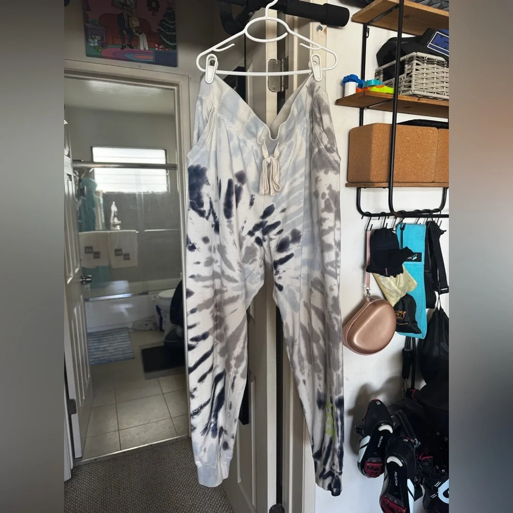 Peloton Women’s Large Tie-dye Sweatshirt & Sweatpants Set - Picture 9 of 11